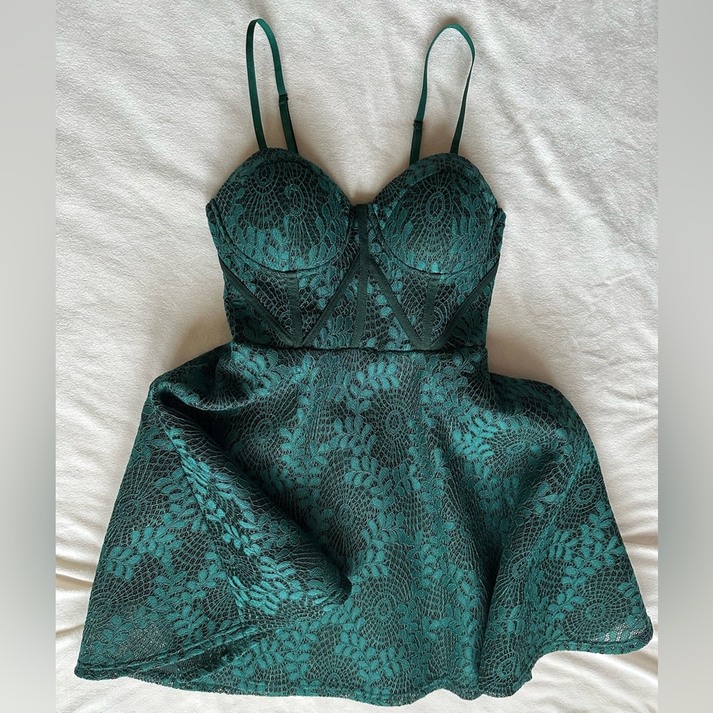 Green lace bustier dress with zipper back #glam #holiday